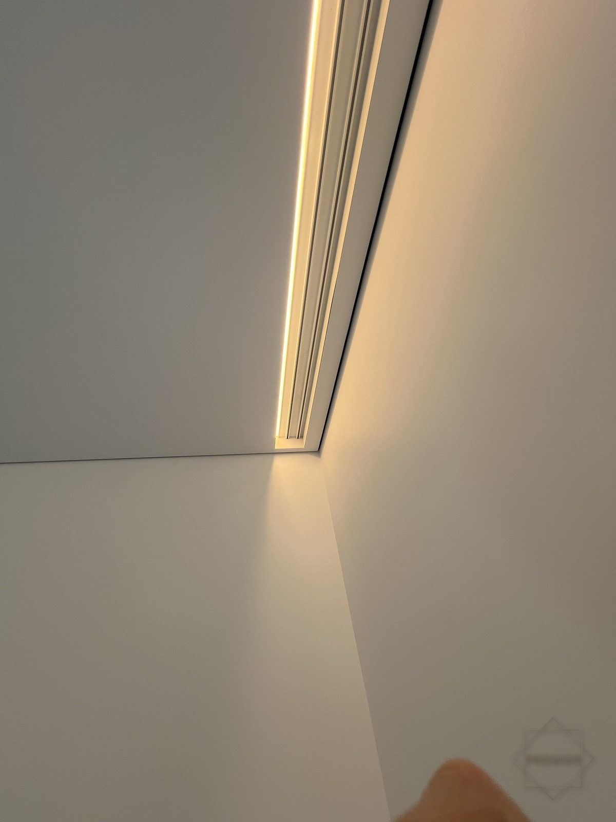 Iestieptie griesti ar LED līnijām